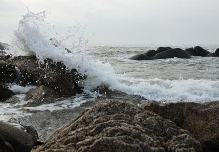 梦见海水涨潮潮水一波一波向岸上涌来