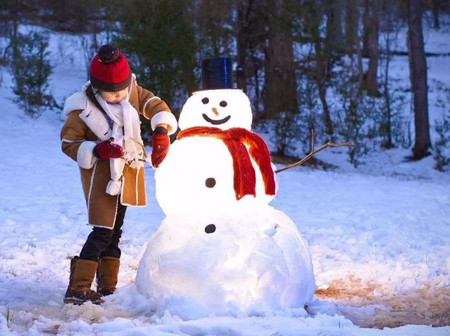 梦见堆雪人好不好，做梦梦到晚上下雪堆雪人