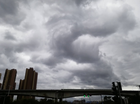 梦见乌云密布是什么意思，梦到乌云密布天气昏暗但没下雨