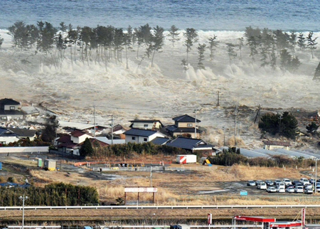 梦见地震海啸是什么意思，梦到海啸袭来成功逃生